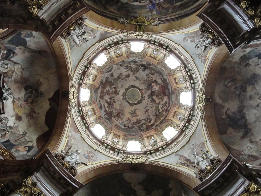 Kamienne portale i światło latarni