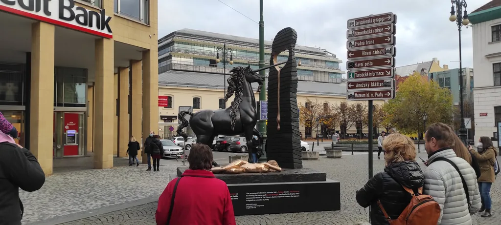 Panorama z wieżami w nocnej scenerii